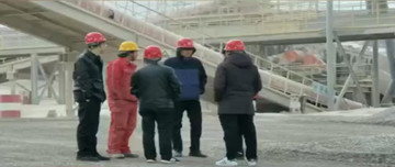 鑫金山機械技術(shù)人員不畏嚴(yán)寒在生產(chǎn)現(xiàn)場第一線，實地勘測調(diào)查